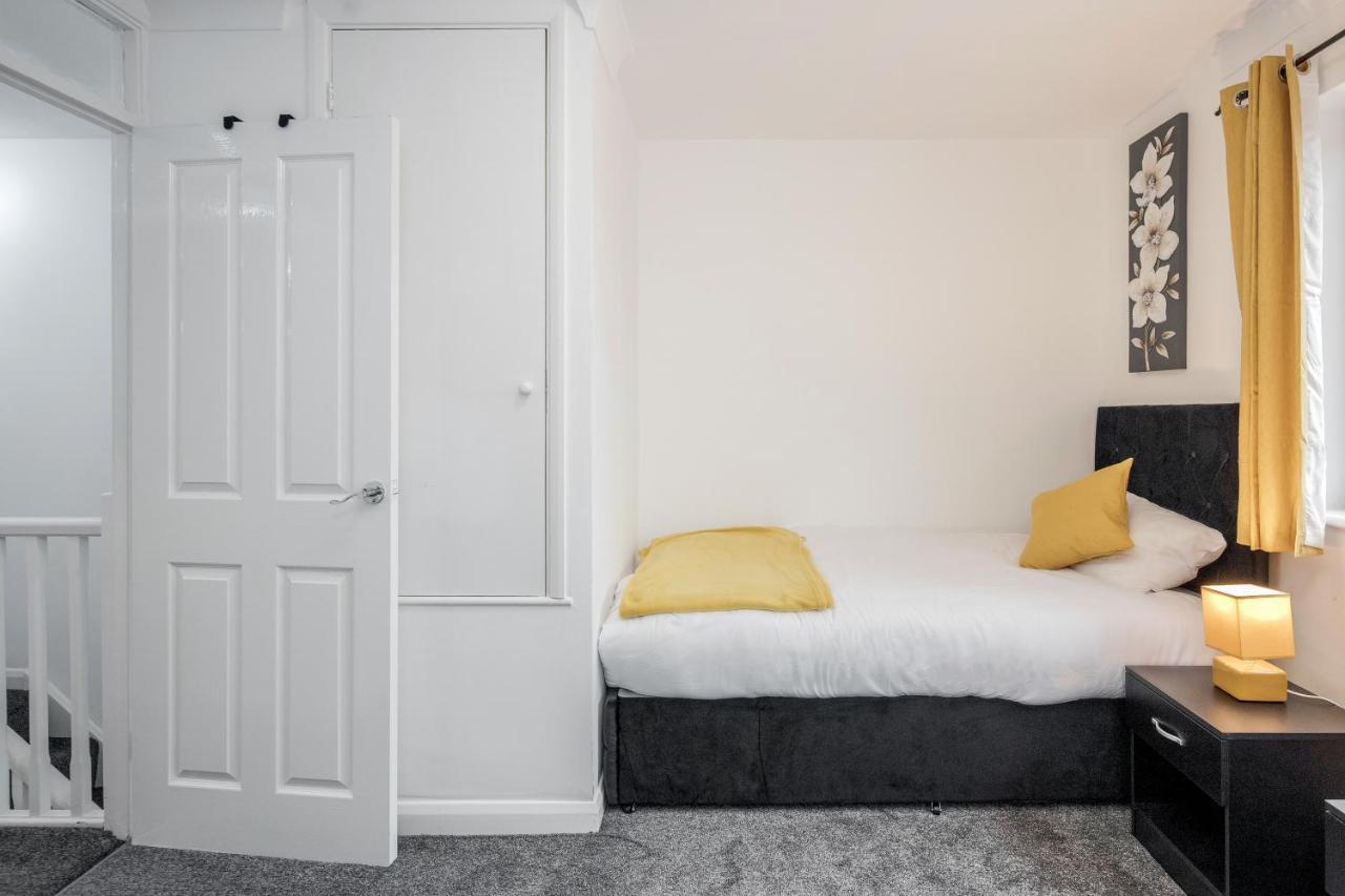 Lovely House In Dagenham / Barking With Free Parking, Wifi & Garden Exterior photo
