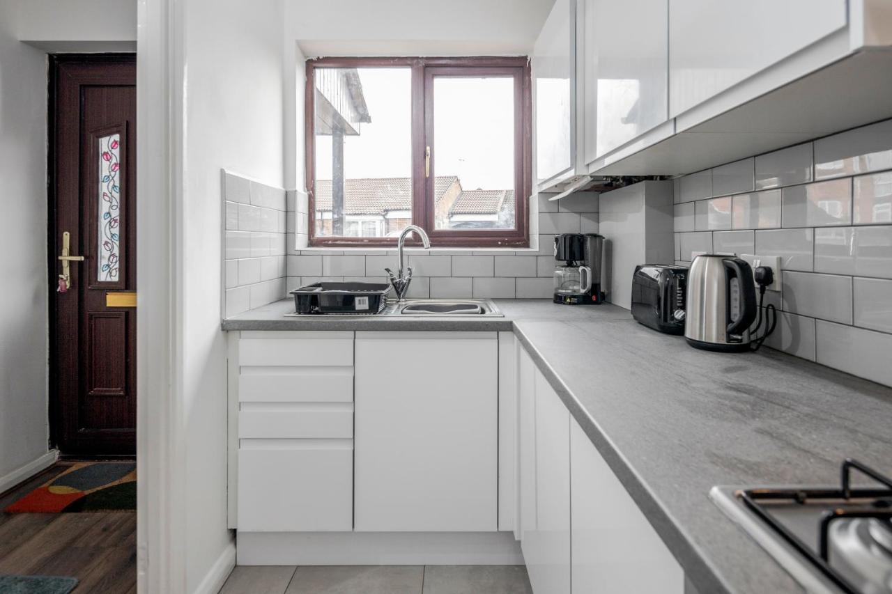 Lovely House In Dagenham / Barking With Free Parking, Wifi & Garden Exterior photo